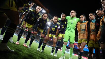 Jugadoras de la selección de Colombia antes de su partido contra Inglaterra.