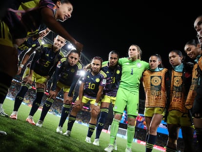 Jugadoras de la selección de Colombia antes de su partido contra Inglaterra