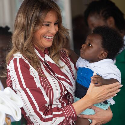 Melania con un niño en brazos en Ghana.