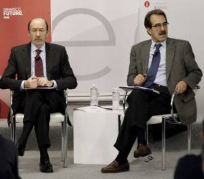 El secretario general del PSOE, Alfredo Pérez Rubalcaba (i), y Emilio Ontiveros, presidente de la consultora Analistas Financieros Internacionales (AFI), hoy, en la presentación del informe de la Fundación Ideas, "Hacia una Economía abierta. IDEAS para el crecimiento en el horizonte 2020".