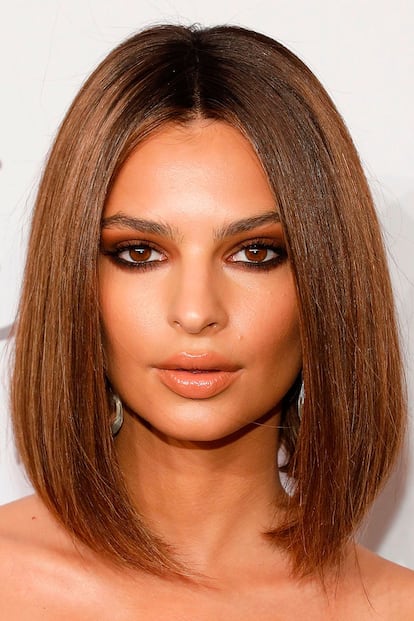 Sin moverse de la gama de castaños, a Emily Ratajkowski le encanta jugar con diferentes cortes, texturas y tonos en su cabellera. Con los ojos hace similar: recurre a tonos tierra en fórmulas mate (como este caso) y nacaradas que realzan los tonos de su pelo.