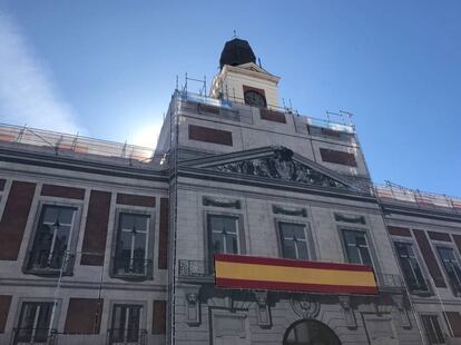 Fachada de la sede del Gobierno regional con la bandera.