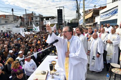 Sacerdotes en el escenario para la misa al aire libre dedicada al Papa, en la villa 21-24 de Buenos Aires, el 5 de septiembre.