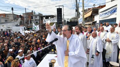 Sacerdotes en el escenario para la misa al aire libre dedicada al Papa, en la villa 21-24 de Buenos Aires, el 5 de septiembre.