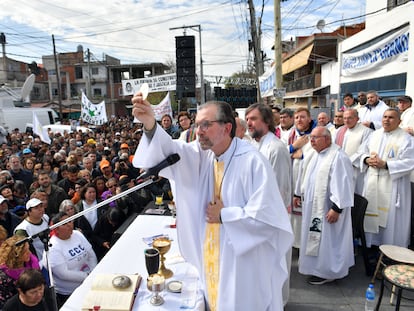 Sacerdotes en el escenario para la misa al aire libre dedicada al Papa, en la villa 21-24 de Buenos Aires, el 5 de septiembre.