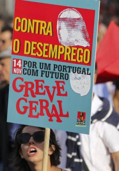 Una joven sostiene una placa donde dice: "Contra el Desempleo. Por un Portugal con futuro. Huelga General, 14 de Noviembre" hoy, sábado 13 de octubre de 2012, durante una manifestación organizada por la Federación Unida de Sindicatos contra las medidas de austeridad y contra el desempleo, en Lisboa (Portugal).