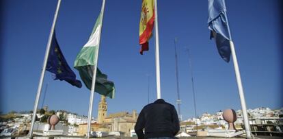 Banderas a media asta en Alcalá de Guadaíra.