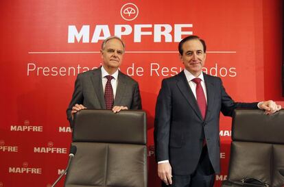 El presidente de la aseguradora española Mapfre, Antonio Huertas (D) junto al vicepresidente , Esteban Tejera