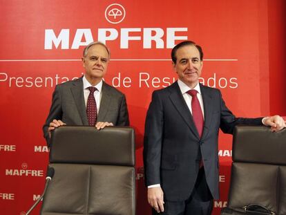 El presidente de la aseguradora española Mapfre, Antonio Huertas (D) junto al vicepresidente , Esteban Tejera