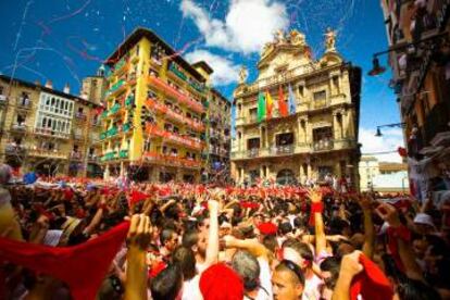 El chupinazo en la plaza del Ayuntamiento de Pamplona.