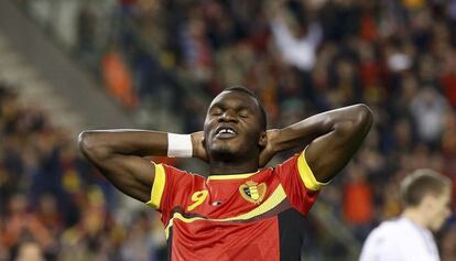 El jugador belga Christian Benteke se lamenta de una ocasión perdida.