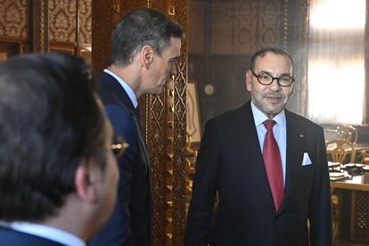 El rey de Marruecos, Mohamed VI (a la derecha), recibe al presidente del Gobierno, Pedro Sánchez, y al ministro de Asuntos Exteriores, José Manuel Albares (de espaldas), este miércoles en Rabat.