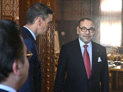 El rey de Marruecos, Mohamed VI (a la derecha), recibe al presidente del Gobierno, Pedro Sánchez, y al ministro de Asuntos Exteriores, José Manuel Albares (de espaldas), este miércoles en Rabat.