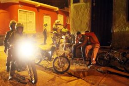 Fotografía del 13 de abril de 2013 de un grupo de policías realizando operativos de control en Siloé, en la zona alta de Cali (Colombia).