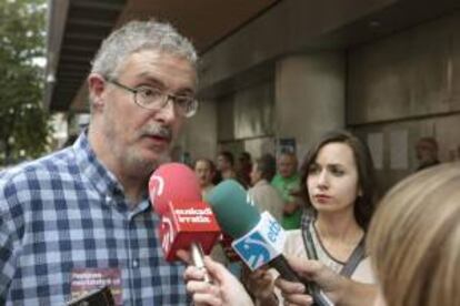 El secretario general de ELA, Txiki Muñoz realiza declaraciones a la prensa antes de la manifestación que los sindicatos ELA, LAB, ESK, STEE-EILAS, EHNE, HIRU, CNT y CGT y diversas organizaciones sociales han convocado hoy en Bilbao, en protesta por la reforma de las pensiones aprobada por el Gobierno.