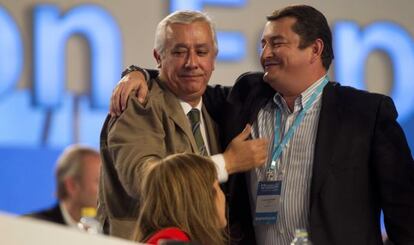 Sanz abraza a Arenas durante el congreso del PP en Sevilla.