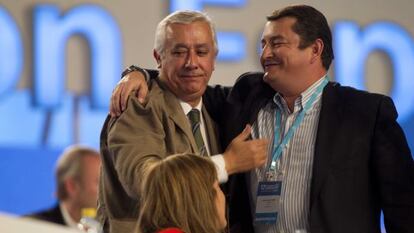 Sanz abraza a Arenas durante el congreso del PP en Sevilla.