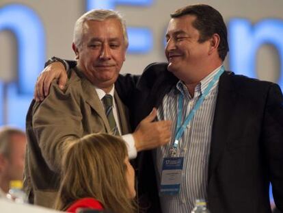 Sanz abraza a Arenas durante el congreso del PP en Sevilla.