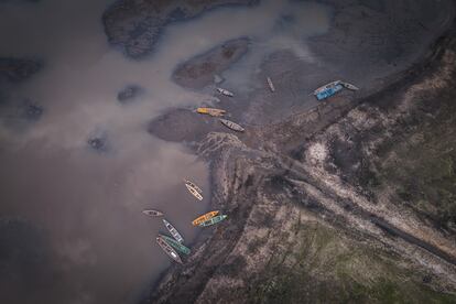 Lago Maicà, situado justo enfrente del pueblo de Tiningu. La zona ha sido seleccionada para la construcción de un nuevo puerto en el río Amazonas, que permitirá a los productores de soja transportar fácilmente el grano al extranjero.