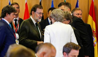 El presidente del gobierno, Mariano Rajoy, conversa con la primera ministra británica, Theresa May.
