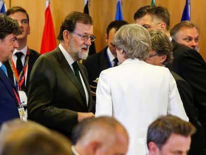  El presidente del gobierno, Mariano Rajoy, conversa con la primera ministra británica, Theresa May.