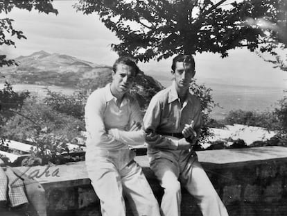 Pepe Luis Vázquez, a la izquierda, y Manolete, en el mirador de Ulía de San Sebastián.