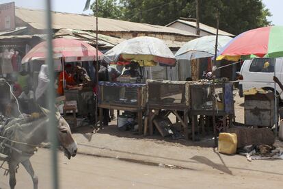 Mercado de Soma. Esta localidad es un lugar de paso para camiones y vehículos procedentes del sur de África, los cuales deben cruzar el rio Gambia en ferri para continuar su ruta hacia el norte. 