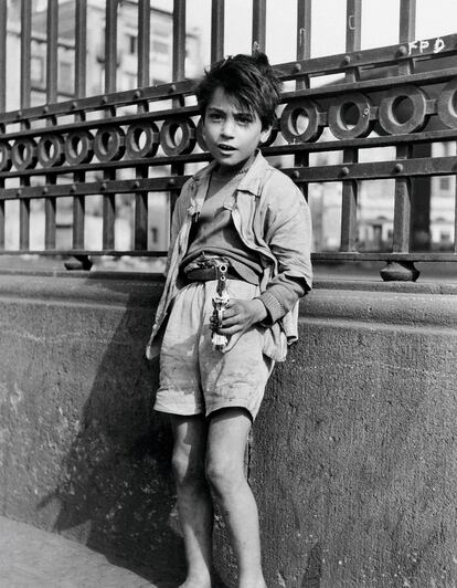 'Barcelona. (Niño con pistola)', hacia 1959.