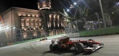 El piloto español Fernando Alonso, en el circuito callejero de Marina Bay en Singapur