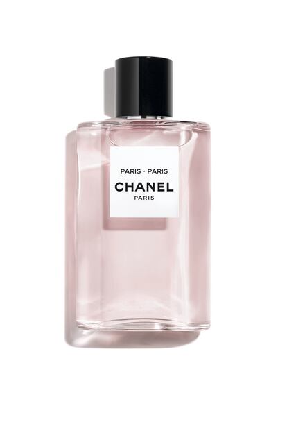 El último lanzamiento olfativo de la maison Chanel es un agua fresca y adictiva que urde notas florales con suaves toques amaderados. Se llama Paris-Paris y pertenece a la colección Les Eaux.