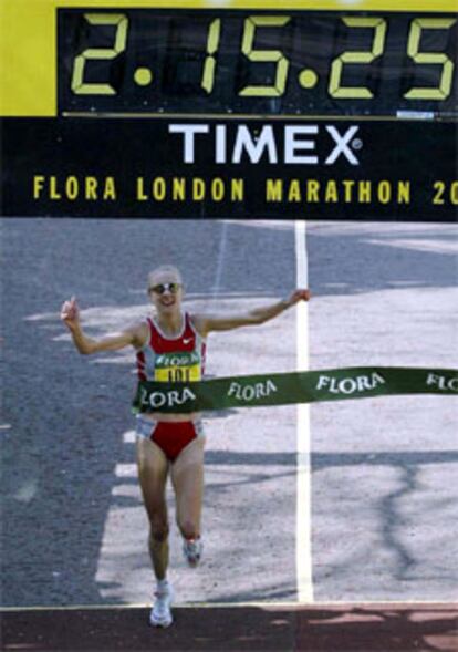 Paula Radcliffe cruza, feliz, la meta.