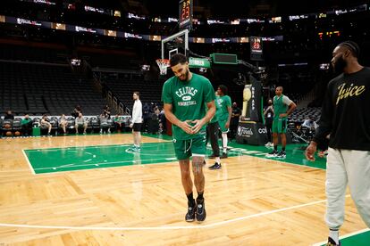 Jayson Tatum y Jaylen Brown (derecha), este miércoles en el entrenamiento anterior al sexto partido, en el TD Garden de Boston.