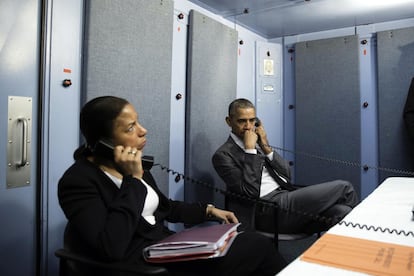 Barack Obama y el asesor de Seguridad Nacional, Susan Rice, hablar por teléfono con la Asesora Nacional de Seguridad Lisa Mónaco para recibir información del ataque terrorista en Bruselas.