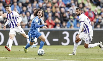 Cucurella conduce el balón ante Joaquín.