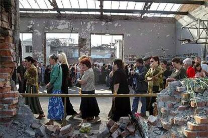 Familiares de las víctimas de la matanza de Beslán participan en el homenaje en la escuela número uno.