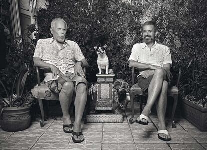 <p><b>España</b>. <i>Trapo</i>, el perro de Emilio Menéndez y Carlos Baturín, recibe a los extraños ladrando y haciendo amago de dar un mordisco. A veces, incluso, los da. Entonces Emilio, por el que el can siente debilidad, lo coge en brazos y te invita a acariciarlo. Tras esa presentación, estarás a salvo de sus malas pulgas… O eso dicen. La pareja –asturiana por parte de Emilio y estadounidense por la de Carlos– recibe en su ático de la céntrica calle de Fuencarral (Madrid), aunque retrasan el momento de hacerse la foto porque el sol baña su terraza y, para colmo, se les ha averiado el aire acondicionado. Así que bajamos a una terraza a charlar. Al preguntarles su edad, Emilio dice: “59… bueno, no, 58. Voy siempre un año adelantado porque quiero jubilarme”, dice este escaparatista. Carlos ya está jubilado y calla su edad, aunque concede que son bastantes más que los de su marido. Pura coquetería. La pareja se conoció el 15 de febrero de 1975 en una cafetería y entonces ya Carlos calló su edad. “Para cuando me enteré, ya era tarde”, sonríe Emilio. </p></p><p><p> Año 2005. El PSOE está a punto de aprobar el matrimonio homosexual. Ambos están pendientes. La ley se aprueba un domingo y el lunes, 4 de julio (Día de la Independencia de Estados Unidos), Carlos va al registro a presentar la documentación. “Y el lunes siguiente nos casamos. Fuimos los primeros en España por casualidad”, dice Emilio. El día de la boda se presentaron en Tres Cantos un centenar de periodistas y se asustaron. “No sabes si te estás exponiendo a los insultos”, cuentan. Pero al final se animaron a dar la cara “por responsabilidad”. La madre de Emilio, de 88 años, vivió el momento sentada a su vera. Falleció tres años más tarde. “Nuestra vida no ha cambiado”, empieza Emilio. “Tenemos conciencia de que somos una pareja legal. A veces mis familiares no sabían cómo presentar a Carlos. Ahora dicen: ‘El marido de mi hermano’. Es una sensación muy agradable. Casarse es la solución definitiva”. Muchos de sus amigos se han casado y ven con alegría cómo cada vez más países aprueban el matrimonio homosexual. Cuando el PP llegó al poder, temieron que les arrebataran lo conseguido. “Hasta que un amigo juez me contó que el Constitucional había confirmado la norma”, dice Carlos, el más dominante de los dos. Emilio lo lleva con comprensión y cariño. Y confiesa una espina: el rechazo a su matrimonio por parte de la Iglesia. Ha intentado apostatar sin éxito. “En fin, lo ha aprobado todo el mundo menos los obispos”, termina con sorna. </p></p><p><p>Texto: Carmen Pérez-Lanzac</p>