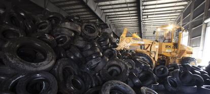 Pneus removidos para evitar o acúmulo de água em porto Rico