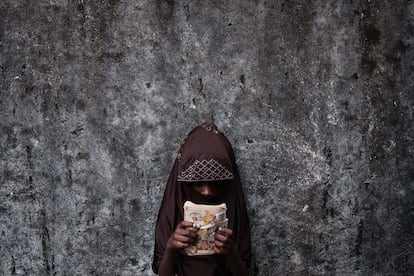 Fatimah tiene 6 años y nació en cautiverio. Su madre, apresada por Boko Haram murió durante una redada. Fatimah pasa el tiempo escaneando imágenes de un libro de comics de Archie, con la esperanza de que algún día irá a la escuela.