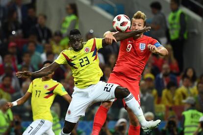 El defensa colombiano Davinson Sanchez (i) intenta controlar la pelota ante el jugador de la selección inglesa Harry Kane (d), el 3 de julio de 2018.