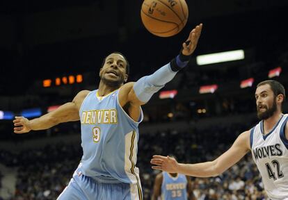 Kevin Love, de Minnesota Timberwolves, observa a Iguodala, de Denver Nuggets (