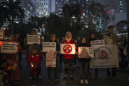 Várias pessoas participam em uma vigília, em Hong Kong (Chinesa).