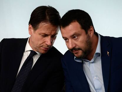 O primeiro-ministro italiano, Giuseppe Conte, com o líder da Liga, Matteo Salvini, em outubro passado em Roma
