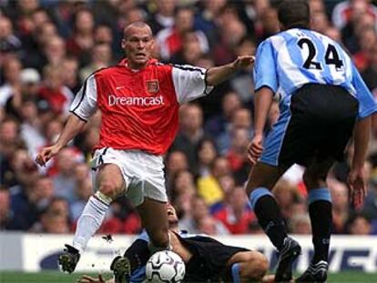 Ljungberg trata de desembarazarse de dos contrarios.