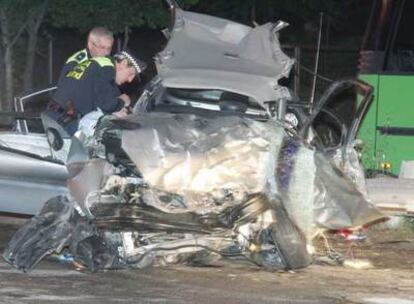 Accidente de tráfico en la Avenida Rosales (Madrid) en la confluencia con la A-4, en el que han perdido la vida un total de cinco personas.