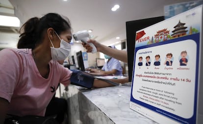Chequeo de la temperatura corporal en prevención del coronavirus de Wahun en Bangkok (Tailandia).