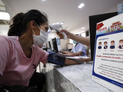 Chequeo de la temperatura corporal en prevención del coronavirus de Wahun en Bangkok (Tailandia).