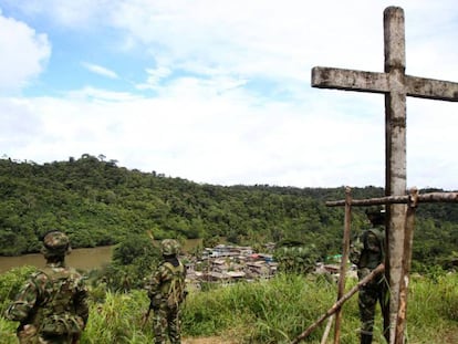 Soldados vigilan el Valle del Cauca, en Colombia, tras la captura de varias toneladas de droga.