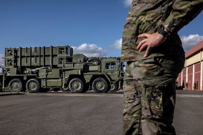 De fondo, la lanzadera de misiles Patriot en la base de Marines (Valencia), el 13 de diciembre de 2024.