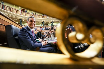 El candidato socialista a la investidura, Pedro Sánchez, a su  llegada a su escaño.