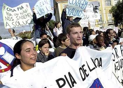 Cientos de estudiantes se manifiestan en Lisboa para pedir que se investiguen los casos de pedofilia de Casa Pía.